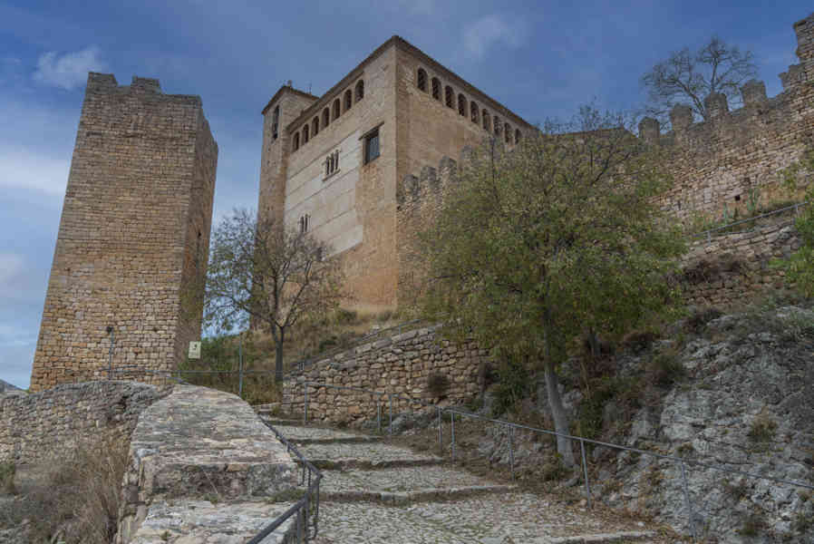 Huesca - Alquézar 10 - castillo y colegiata de Santa María la Mayor de Alquézar.jpg